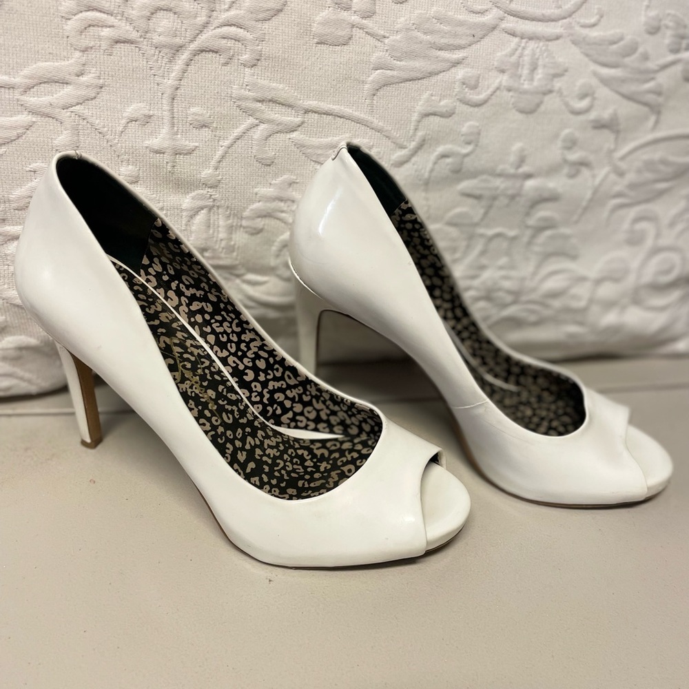 Jessica Simpson Saras white patent peep-toe heels. - Picture 2 of 8